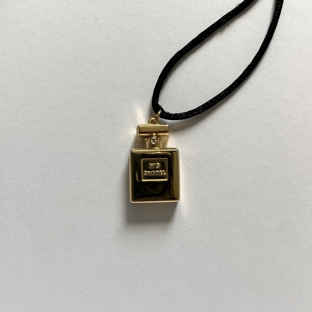 🖤🖤🖤 CHANEL N5 Perfume Bottle Necklace 🤍🤍🤍